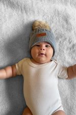 Knitted πλεκτό σκουφάκι με 1 πον πον σε πλεξούδα 3202 - Image 4