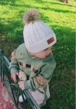 Knitted πλεκτό σκουφάκι με 1 πον πον σε πλεξούδα 3202 - Image 2