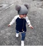 Knitted σκουφάκι με μεγάλα πον πον 3205